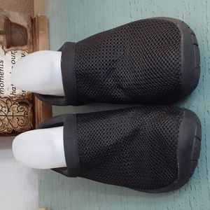 MERRELL SLIP ON MULES SZ 8